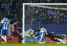 Olmo y Lewandowski dan victoria a Barcelona en el derbi