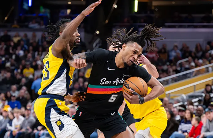 Spurs vencen a los Pacers