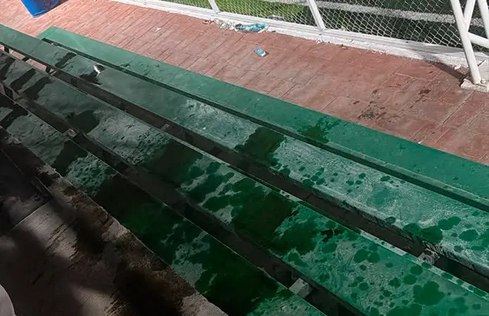 Vándalos queman gradas de estadio