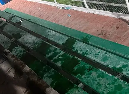 V&aacute;ndalos queman gradas de estadio