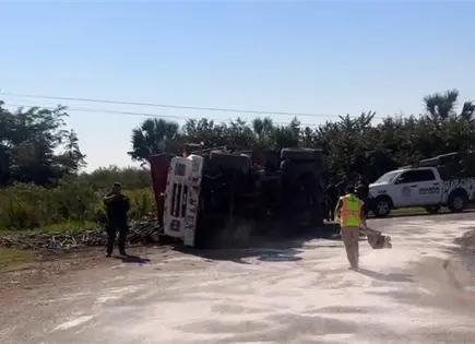 Vuelca camión cañero en El Naranjo; el chofer resulta ileso Vuelca camión cañero en El Naranjo; el chofer resulta ileso
