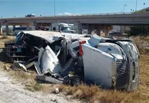 Aparatosa volcadura de tr&aacute;iler en la 57; no hay lesionados