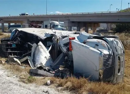Aparatosa volcadura de tr&aacute;iler en la 57; no hay lesionados