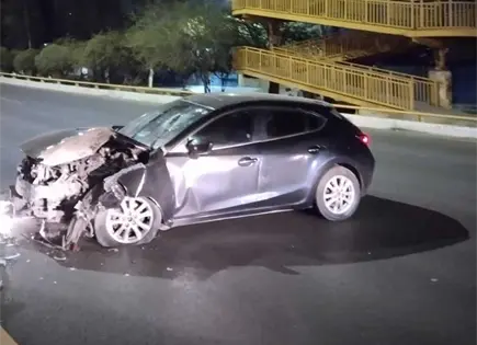 Accidente vial en Salvador Nava; auto choca contra pilar de puente peatonal