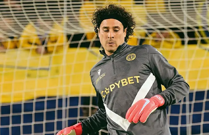 Memo Ochoa se luce con atajada