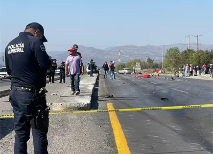 Pareja que viajaba en motocicleta muere tras ser arrollada en carretera a Zacatecas