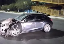 Accidente vial en Salvador Nava; auto choca contra pilar de puente peatonal