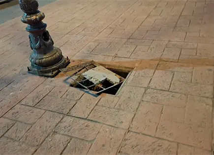 Alcantarilla sin tapa, una trampa peligrosa