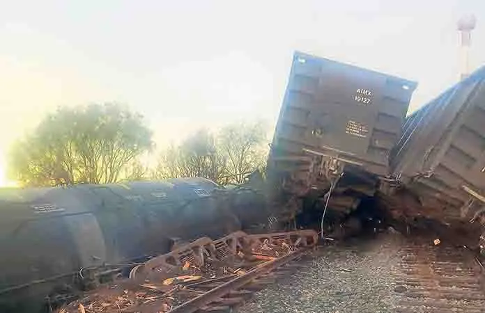 Aún con riesgos, tren siguió operando