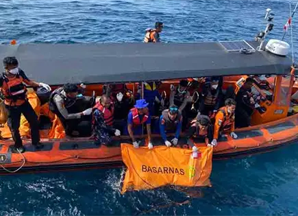 Hallan otro cuerpo tras naufragio en Indonesia