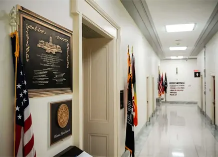 Desaparece placa en honor a polic&iacute;as que hicieron frente a turba durante asalto al Capitolio