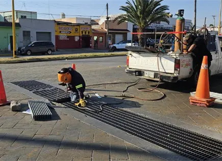 Reponen rejilla pluvial en 20 de Noviembre Reponen rejilla pluvial en 20 de Noviembre