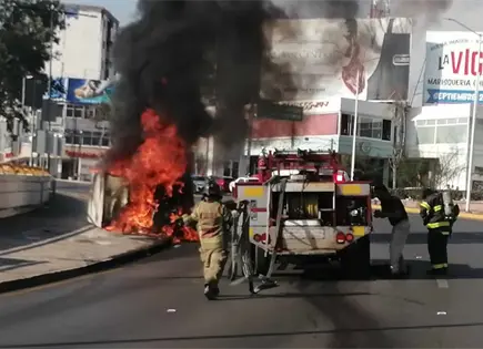 Vuelca e incendia veh&iacute;culo en Salvador Nava