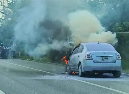 Video | Arde sedán en la Valles–Tamazunchale; no hay heridos Video | Arde sedán en la Valles–Tamazunchale; no hay heridos