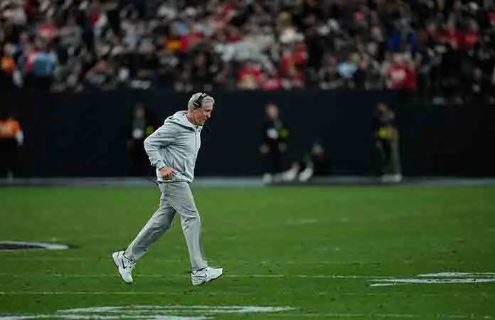 Raiders terminan con el coach Pete Carroll