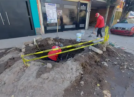 Reportan fuga de agua en obra inconclusa del Sauzalito