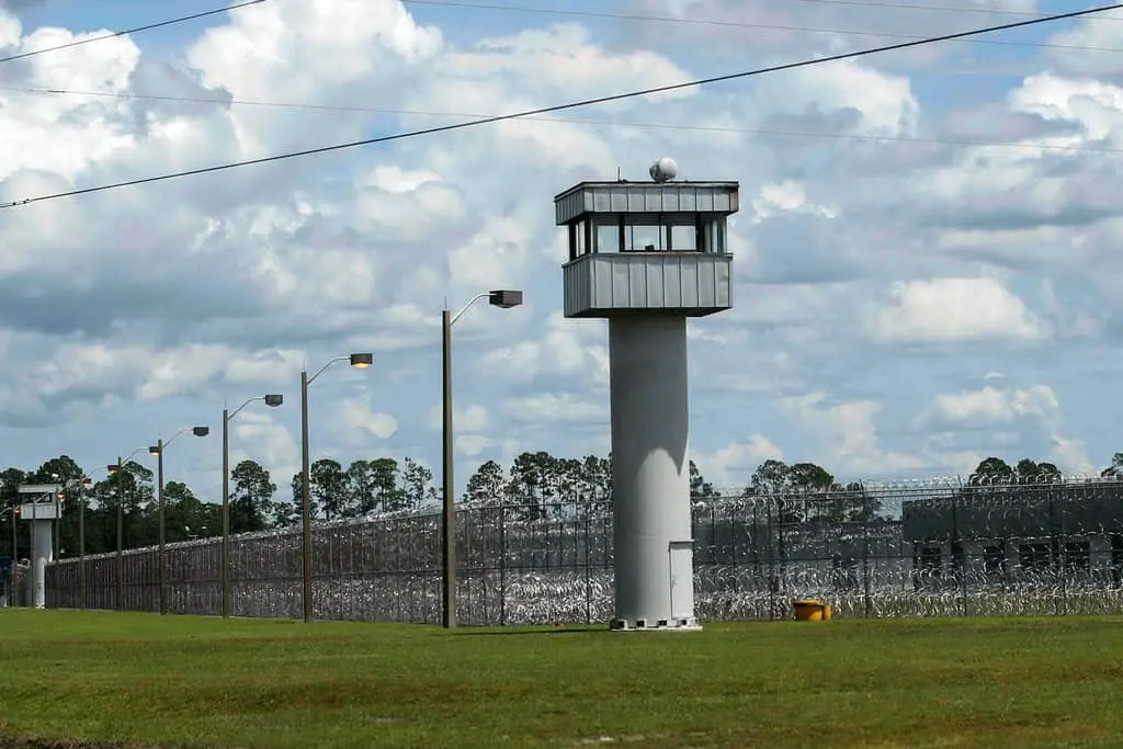 Ron DeSantis anuncia apertura de nuevos centros de detención de inmigrantes en Florida