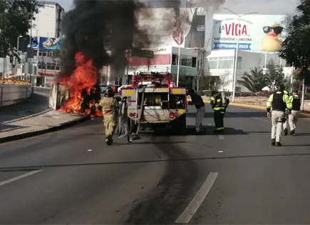 Se incendia veh&iacute;culo tras volcadura en Salvador Nava; hay cierre vial