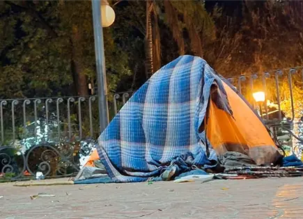 Indigente invade quiosco del Parque Guerrero