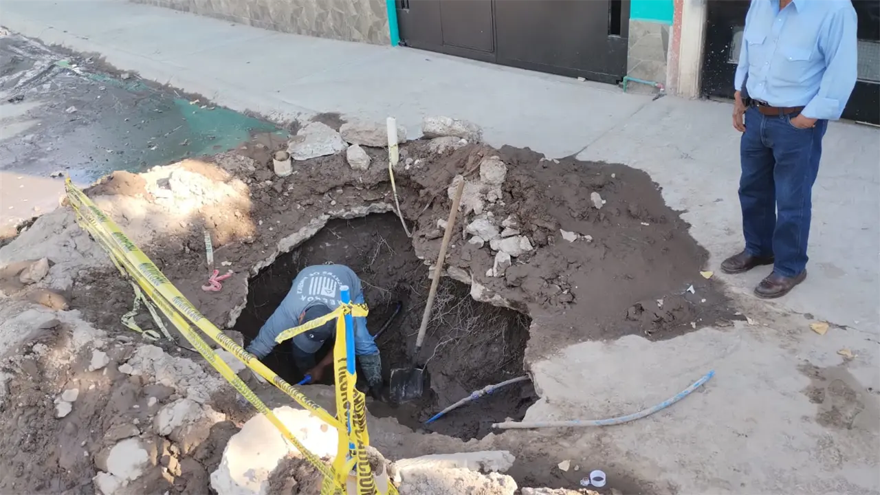 Interapas repara fuga de agua en Sauzalito