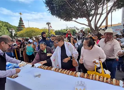 Reparten mega rosca de Reyes en la plaza