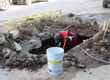 Reportan fuga de agua en una obra inconclusa