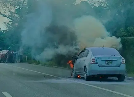 Veh&iacute;culo acaba calcinado en la Valles-Tamazunchale