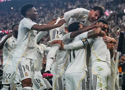 El Madrid gana y se cita con Bar&ccedil;a en final de Supercopa