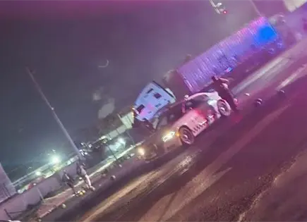 Tr&aacute;iler choca contra caseta de cobro en Tepotzotl&aacute;n tras intento de asalto