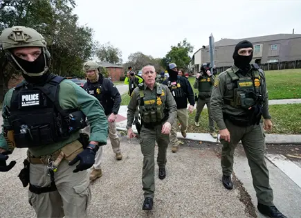 Agentes federales se trasladan a Minneapolis tras operativo migratorio en Luisiana Agentes federales se trasladan a Minneapolis tras operativo migratorio en Luisiana