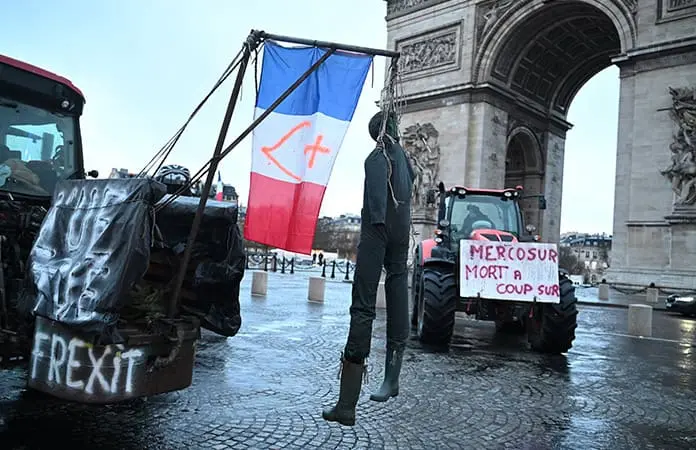 Agricultores en Europa protestan contra acuerdo