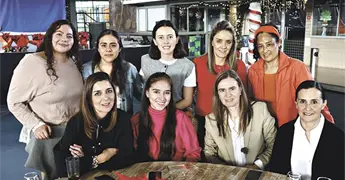 COMPARTEN FELICIDAD Y ANHELOS