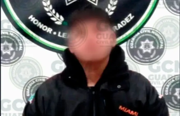 Detienen a raudo joven en moto