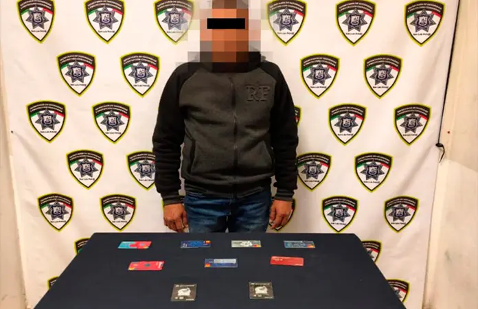 Capturan a robatarjetas en cajeros automáticos