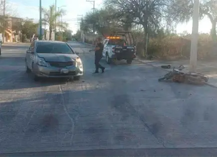 Choca motociclista contra autom&oacute;vil