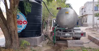Direcci&oacute;n del agua llena dep&oacute;sitos comunitarios en zonas rurales