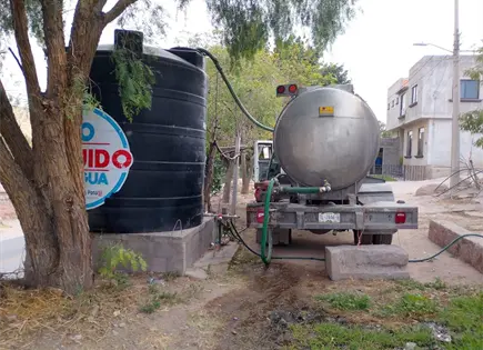 Direcci&oacute;n del agua llena dep&oacute;sitos comunitarios en zonas rurales