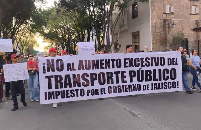 Marchan en Jalisco por alza a tarifa del transporte público