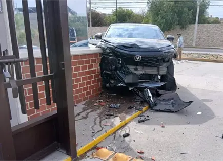 Estrellan camioneta en caseta de la Polit&eacute;cnica