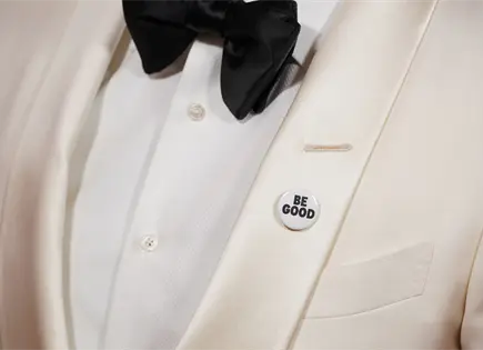 Celebridades lucen prendedores contra ICE en los Globos de Oro