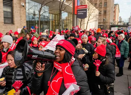 Huelga de enfermeras en NY afecta a hospitales importantes: &iquest;Qu&eacute; est&aacute; en juego?