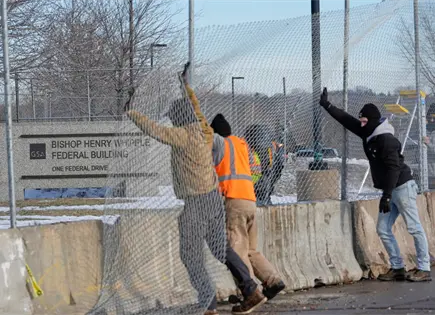 ICE impide que congresistas inspeccionen centro de detenci&oacute;n en Minneapolis