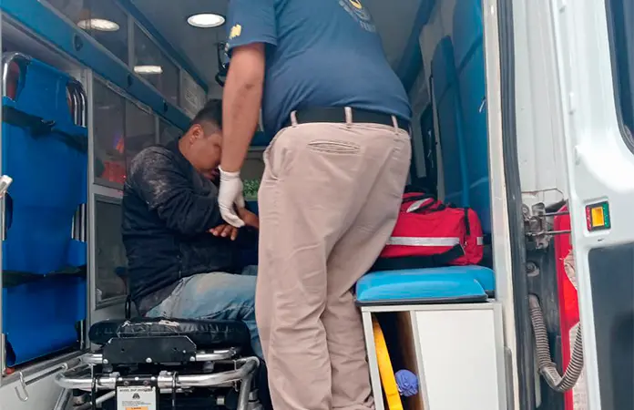 Motociclista derrapa y resulta lesionado