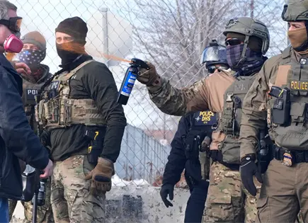 Muerte de mujer en Minneapolis desencadena demanda al gobierno de EEUU