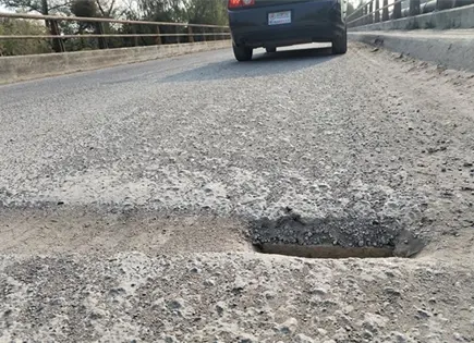 Puente Santa Rosa, con fisuras y hoyos
