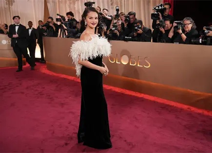 Selena Gomez deslumbra en los Golden Globes 2026 con vestido de terciopelo