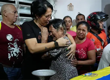 Cientos de venezolanos registran a familiares como presos pol&iacute;ticos