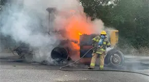 Incendio consume m&aacute;quina agr&iacute;cola