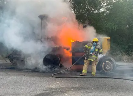 Incendio consume m&aacute;quina agr&iacute;cola