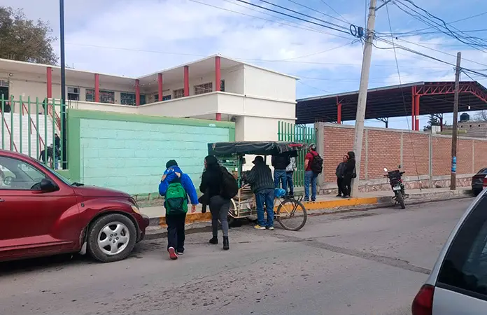 Miles de alumnos retornan a las aulas
